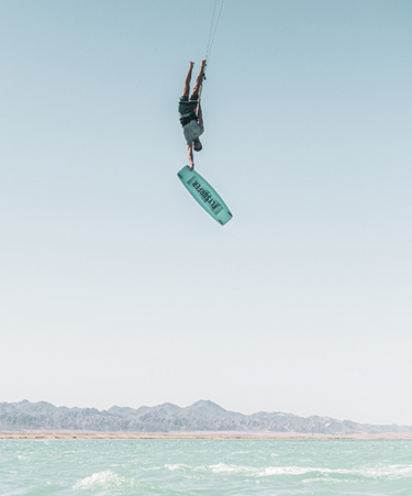 FLYSURFER Radical 8 Twintip board off jump